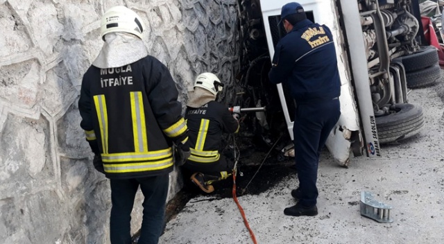 Hırdavat yüklü kamyonet devrildi: 1 ölü