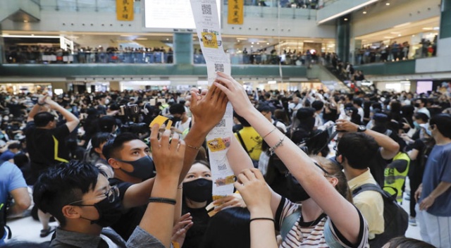 Hong Kong’ta AVM’de yapılan protestoya polis müdahalesi Hong Kong’ta AVM’de yapılan protestoya polis müdahalesi