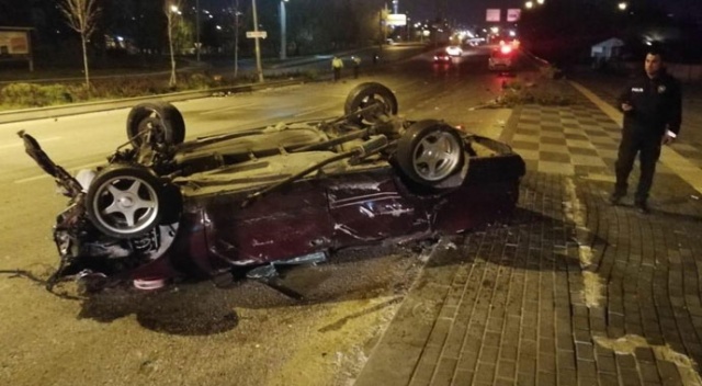 Hurdaya dönen araçtan sağ kurtuldular Hurdaya dönen araçtan sağ kurtuldular