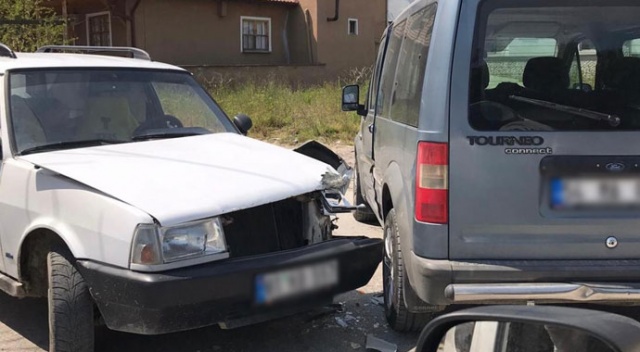 İki fırının arabası çarpıştı, maddi hasar meydana geldi