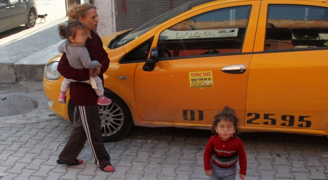 İkiz bebekleriyle sokağa atıldı İkiz bebekleriyle sokağa atıldı
