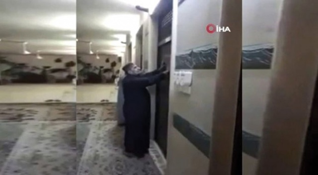 Irak’ta yaşlı adam caminin kapısında gözyaşlarını tutamadı