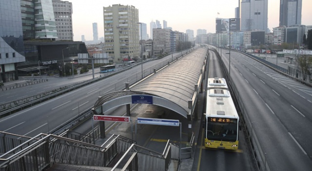 İstanbul&#039;da metrobüs, vapur ve otobüsler hizmet vermeye devam ediyor
