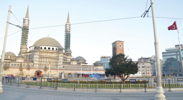 İstanbul’un meydanları boş kaldı İstanbul’un meydanları boş kaldı
