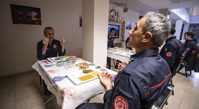 İtfaiyeciler bir kulakları ezanda, diğer kulakları telsizde oruç açtı