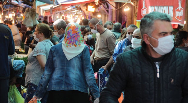 İzmir&#039;de Anafartalar Caddesi ve Havra Sokağı kalabalıktan geçilmiyor