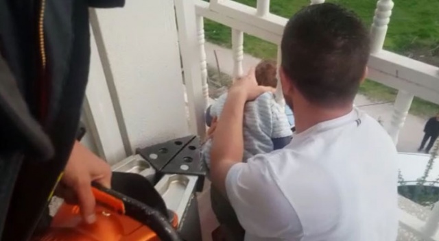 Kafası balkon demirine sıkışan çocuk itfaiye ekiplerince kurtarıldı