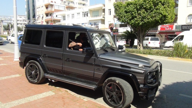 Kapı kapı dolaşıp ihtiyaç sahiplerine para dağıttı