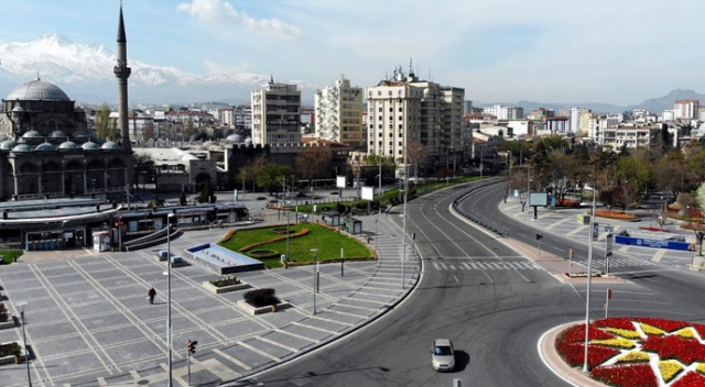 Kayseri'de sokağa çıkma kısıtlaması sonrası meydanlar boş kaldı Kayseri'de sokağa çıkma kısıtlaması sonrası meydanlar boş kaldı