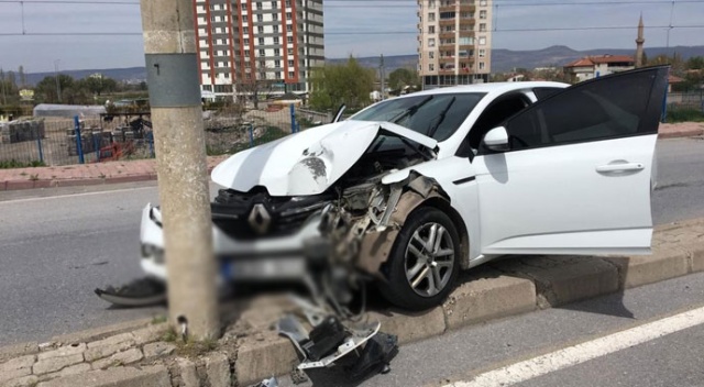 Kaza yapan sürücü, otomobili bırakıp kaçtı