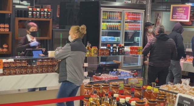 Kısıtlama öncesi marketlerde kuyruk