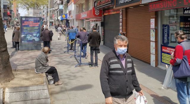 Kısıtlama sona erdi, vatandaşlar caddeye akın etti