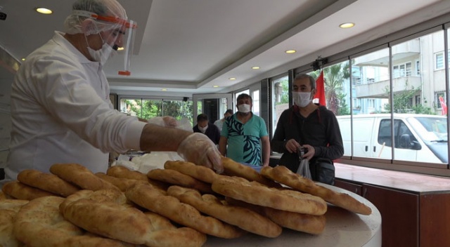 Kısıtlamaya rağmen vatandaşlar Ramazan pidesi kuyruğuna girdi