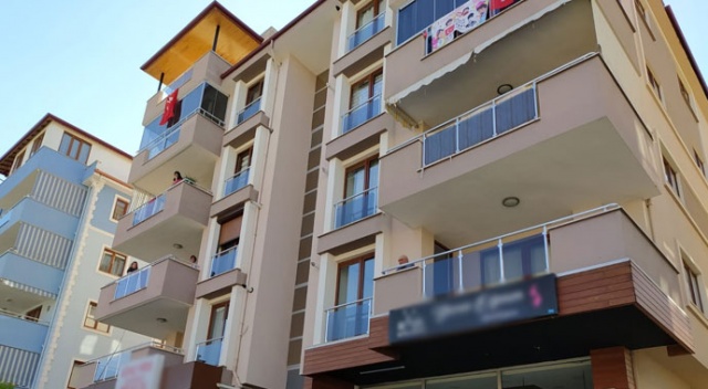 Komşusunu 3 yerinden bıçaklayıp hiçbir şey olmamış gibi evinde oturmaya devam etti Komşusunu 3 yerinden bıçaklayıp hiçbir şey olmamış gibi evinde oturmaya devam etti
