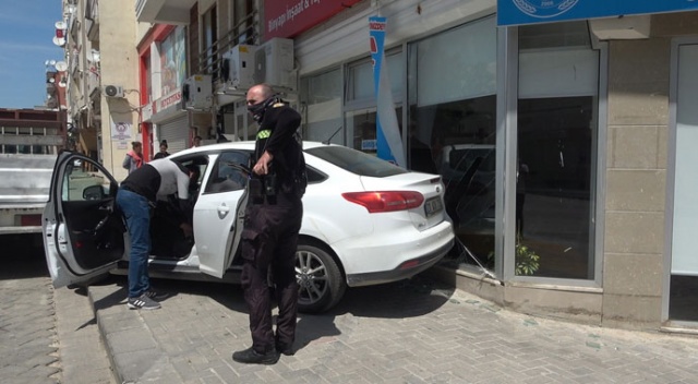 Kontrolden çıkan otomobil dükkana girmek üzereyken son anda durabildi Kontrolden çıkan otomobil dükkana girmek üzereyken son anda durabildi