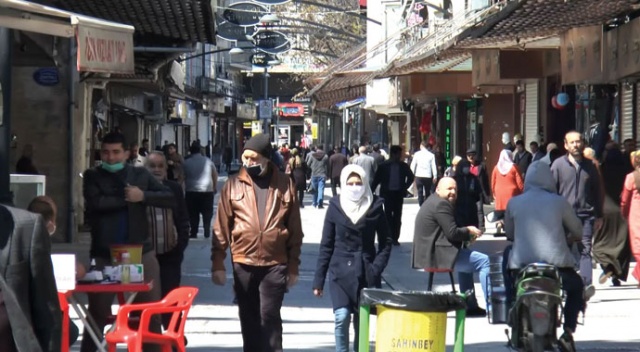 Köpüklü suyla yıkanan tarihi çarşı yasağın kalktığı ilk günde dolup taştı