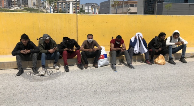 Koronavirüs tedbirlerine takıldılar...İstanbul'a yürürken Bursa'da polise yakalandılar Koronavirüs tedbirlerine takıldılar...İstanbul'a yürürken Bursa'da polise yakalandılar