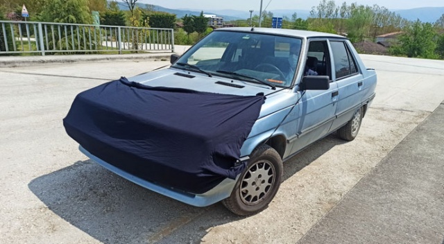 Koronavirüse karşı otomobiline maske taktı Koronavirüse karşı otomobiline maske taktı