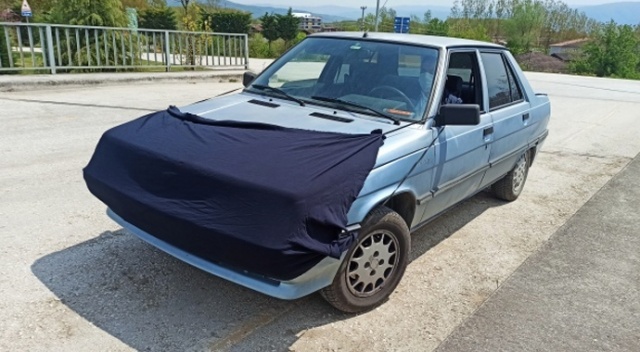 Koronavirüse karşı otomobiline maske taktı
