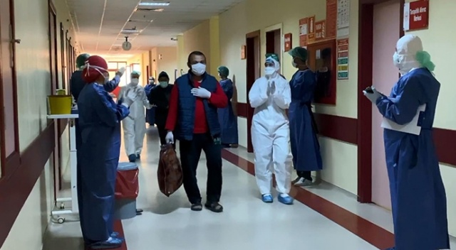 Koronavirüsü yenen 10 hasta alkışlar eşliğinde taburcu edildi
