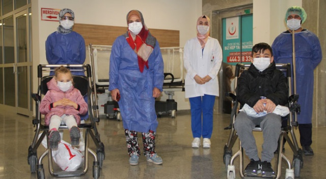 Koronavirüsü yenen 5 yaşındaki Miray ve ailesi alkışlarla taburcu edildi