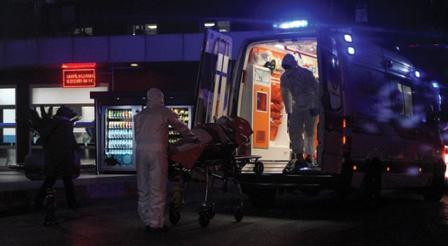 Koronavirüsün en ön saflarında çalışan sağlık savaşçıları görüntülendi