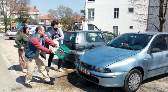 Kovayı kaptı, otomobili kül olmaktan kurtardı Kovayı kaptı, otomobili kül olmaktan kurtardı