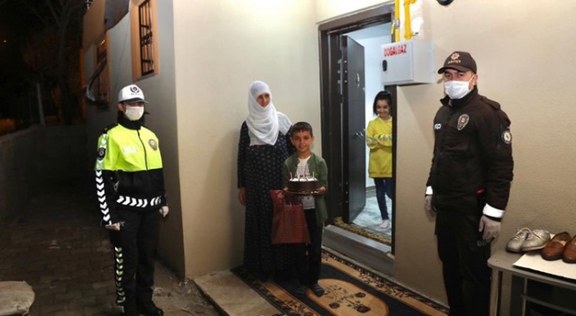 Küçük Hamza'nın doğum gününü polis kutladı