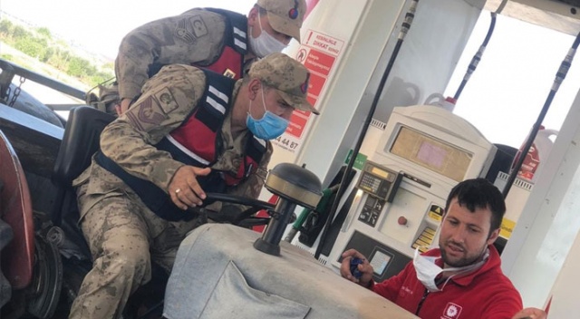 Mazotu biten çiftçinin yardımına jandarma koştu Mazotu biten çiftçinin yardımına jandarma koştu