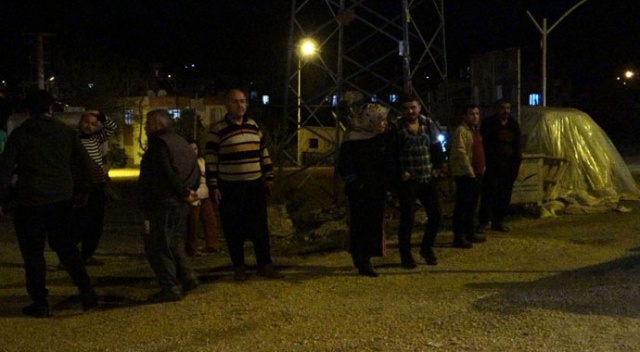 Meraklı kalabalık koronavirüse aldırmadan yangını izledi Meraklı kalabalık koronavirüse aldırmadan yangını izledi