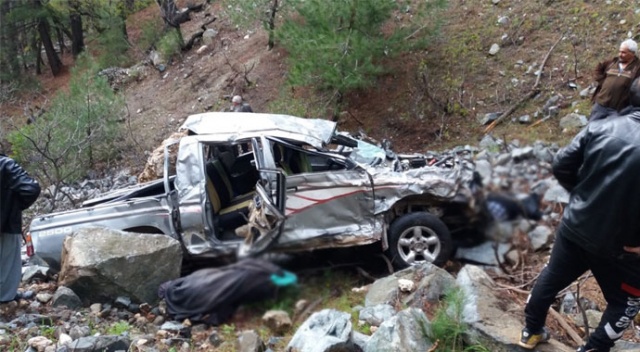 Mersin'de kamyonet uçuruma yuvarlandı: 3 ölü