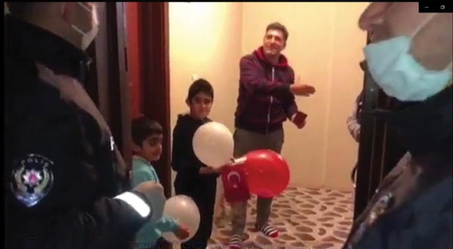 Minik Hamza 155’i arayarak Türk Bayrağı İstedi Minik Hamza 155’i arayarak Türk Bayrağı İstedi