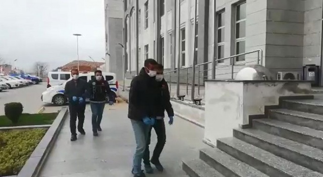 Montun gizli ceplerine uyuşturucu zulalayan şahıslar polisten kaçamadı Montun gizli ceplerine uyuşturucu zulalayan şahıslar polisten kaçamadı