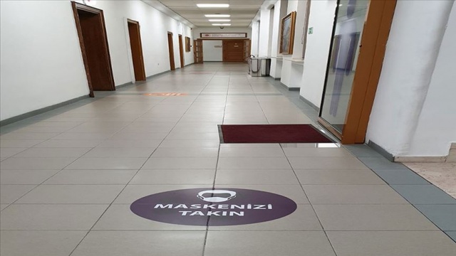 MSB karargahında pano ve koridorlara Covid-19 ile ilgili uyarı etiketleri yapıştırıldı