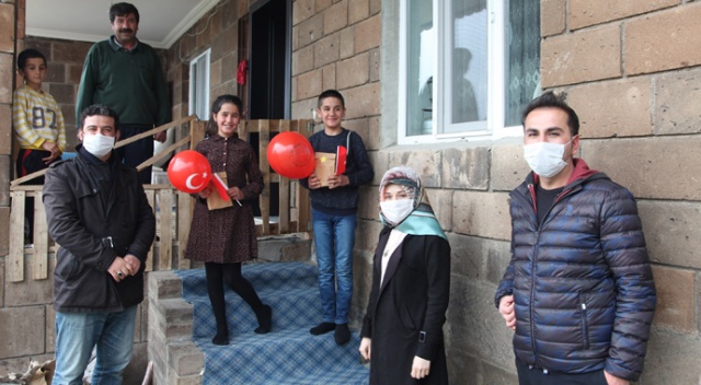 Öğretmenler ev ev dolaşıp öğrencilerine 23 Nisan sürprizi yaptı