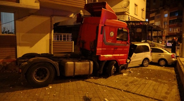 Ordu’da kontrolden çıkan tır 3 araca çarpıp durabildi Ordu’da kontrolden çıkan tır 3 araca çarpıp durabildi
