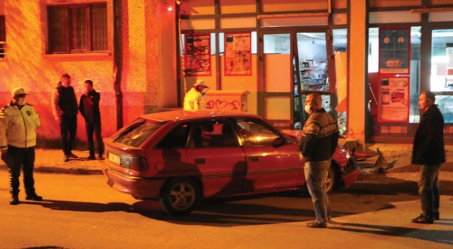 Otomobil markete daldı, o anlar güvenlik kamerasına yansıdı