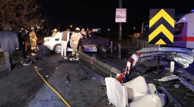 Otomobil ok gibi bariyerlere saplandı: 2&#039;si ağır 3 yaralı