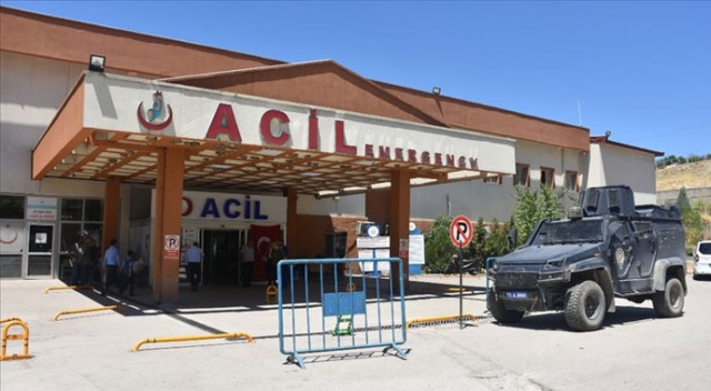 PKK'lı teröristlerin yola tuzakladığı patlayıcı infilak etti: 1 güvenlik korucusu ağır yaralandı PKK'lı teröristlerin yola tuzakladığı patlayıcı infilak etti: 1 güvenlik korucusu ağır yaralandı