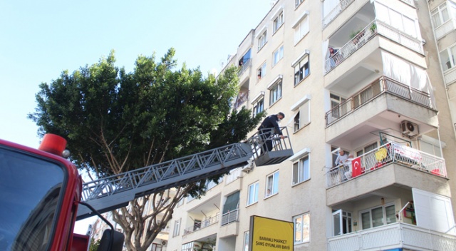 Polis, banyoda mahsur kalan yaşlı kadının yardımına balkondan yetişti