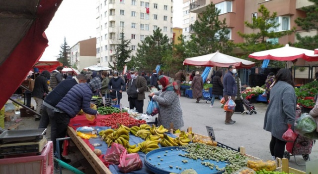 Ramazan ve sokağa çıkma yasağı etkisiyle sokaklar doldu taştı Ramazan ve sokağa çıkma yasağı etkisiyle sokaklar doldu taştı