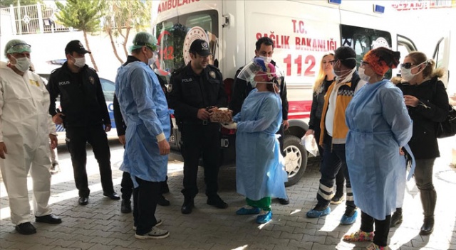 Sağlık çalışanlarından polise sürpriz kutlama