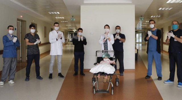 Sağlık çalışanlarını alkışlarken balkondan düşerek yaralanan minik kız taburcu oldu Sağlık çalışanlarını alkışlarken balkondan düşerek yaralanan minik kız taburcu oldu