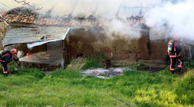 Sakarya'da yanan ahşap ev kullanılmaz hale geldi