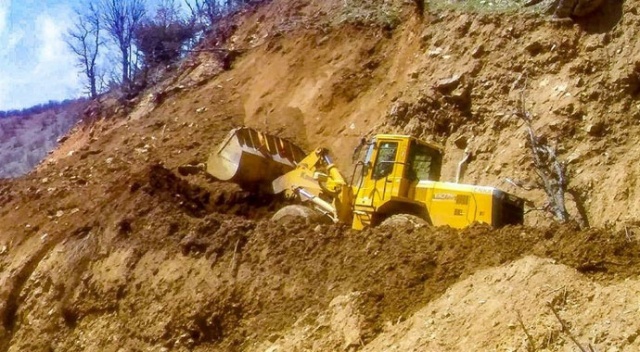 Sason’da heyelan nedeniyle köy yolu ulaşıma kapandı Sason’da heyelan nedeniyle köy yolu ulaşıma kapandı
