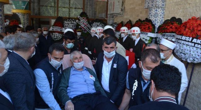 Şehit oğlunun cenazesine sedyeyle katıldı Şehit oğlunun cenazesine sedyeyle katıldı