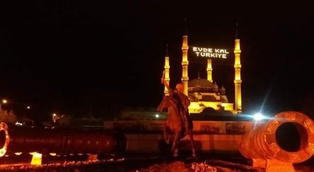 Selimiye Camii’ne "Evde Kal Türkiye" yazılı mahya asıldı Selimiye Camii’ne "Evde Kal Türkiye" yazılı mahya asıldı