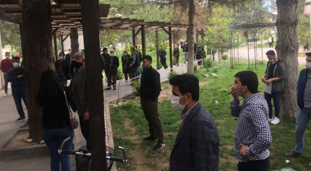 Seyahat izni almak isteyen vatandaşlar, uzun kuyruk oluşturdu Seyahat izni almak isteyen vatandaşlar, uzun kuyruk oluşturdu