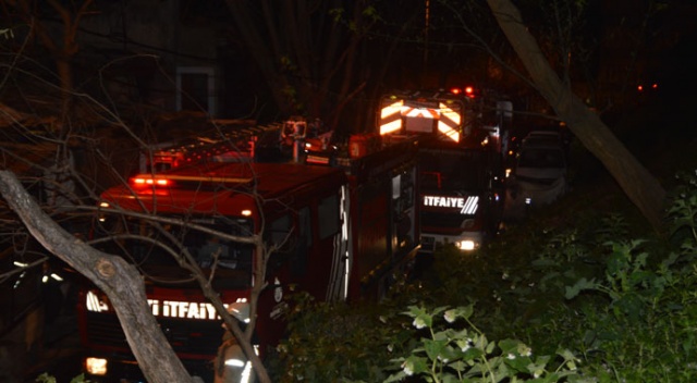 Şişli'deki ahşap binada gece yarısı yangın