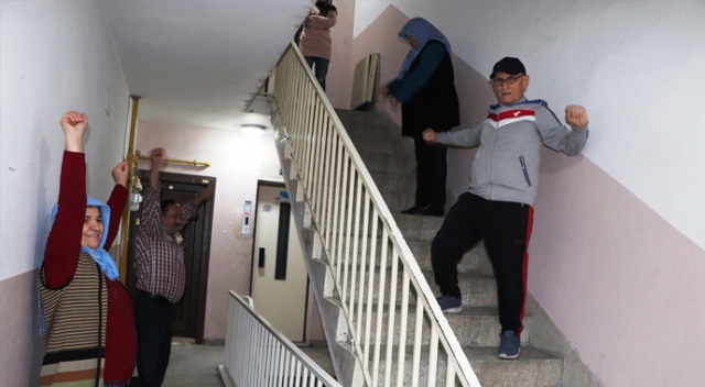 Sokağa çıkamayan 65 yaş üstü vatandaşlar apartmanda spor yapıyor Sokağa çıkamayan 65 yaş üstü vatandaşlar apartmanda spor yapıyor